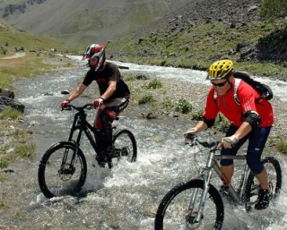  Traversata del fiume di montagna 